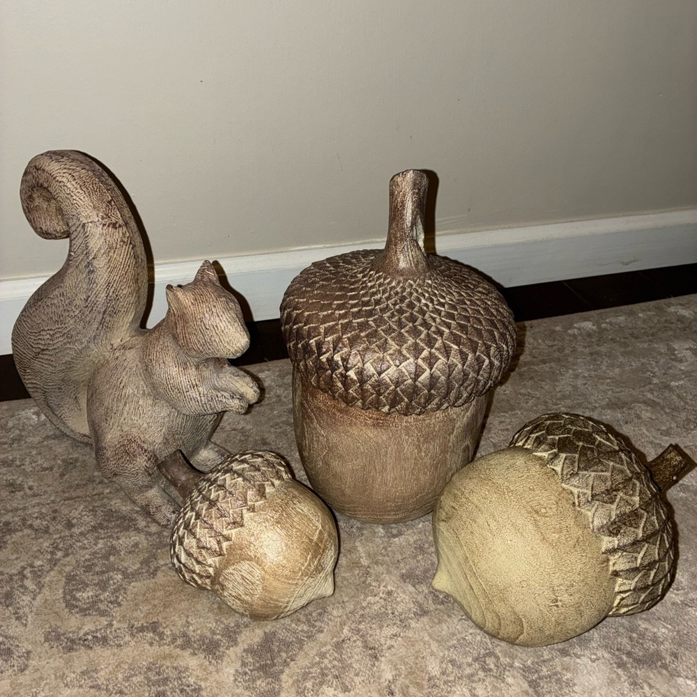 SUPER CUTE Rustic Brown wooden Acorn and Squirrel Decor Set 🧡🍂